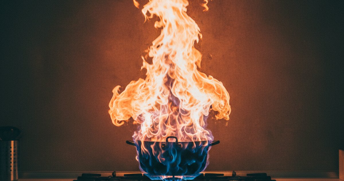 bếp ga bị bùng lửa